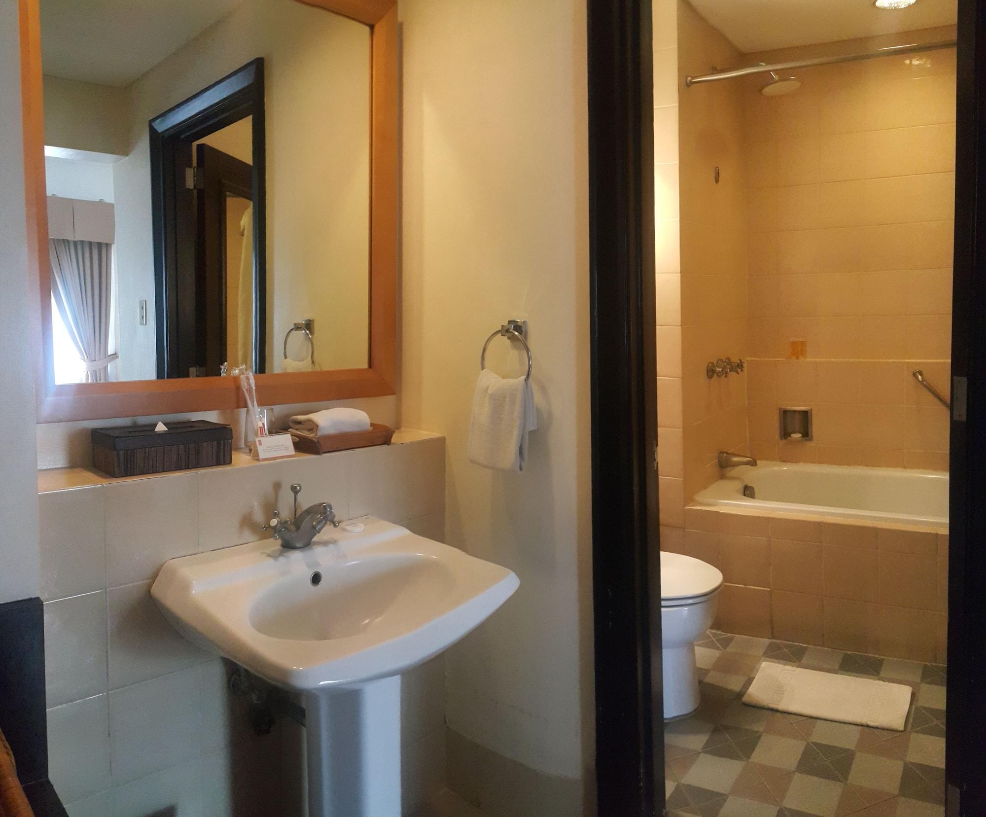 Hotel Pontefino Batangas Extérieur photo