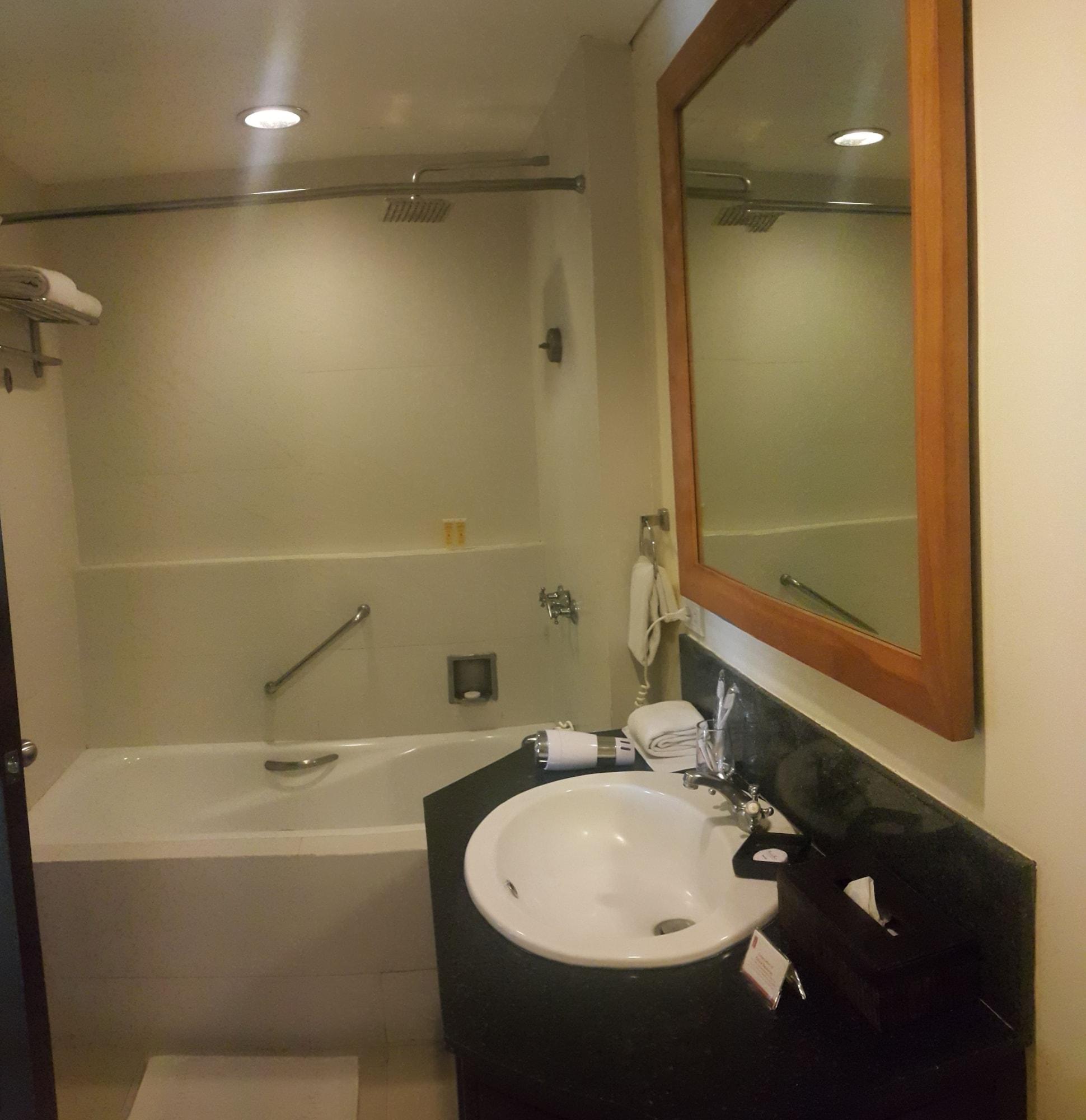 Hotel Pontefino Batangas Extérieur photo