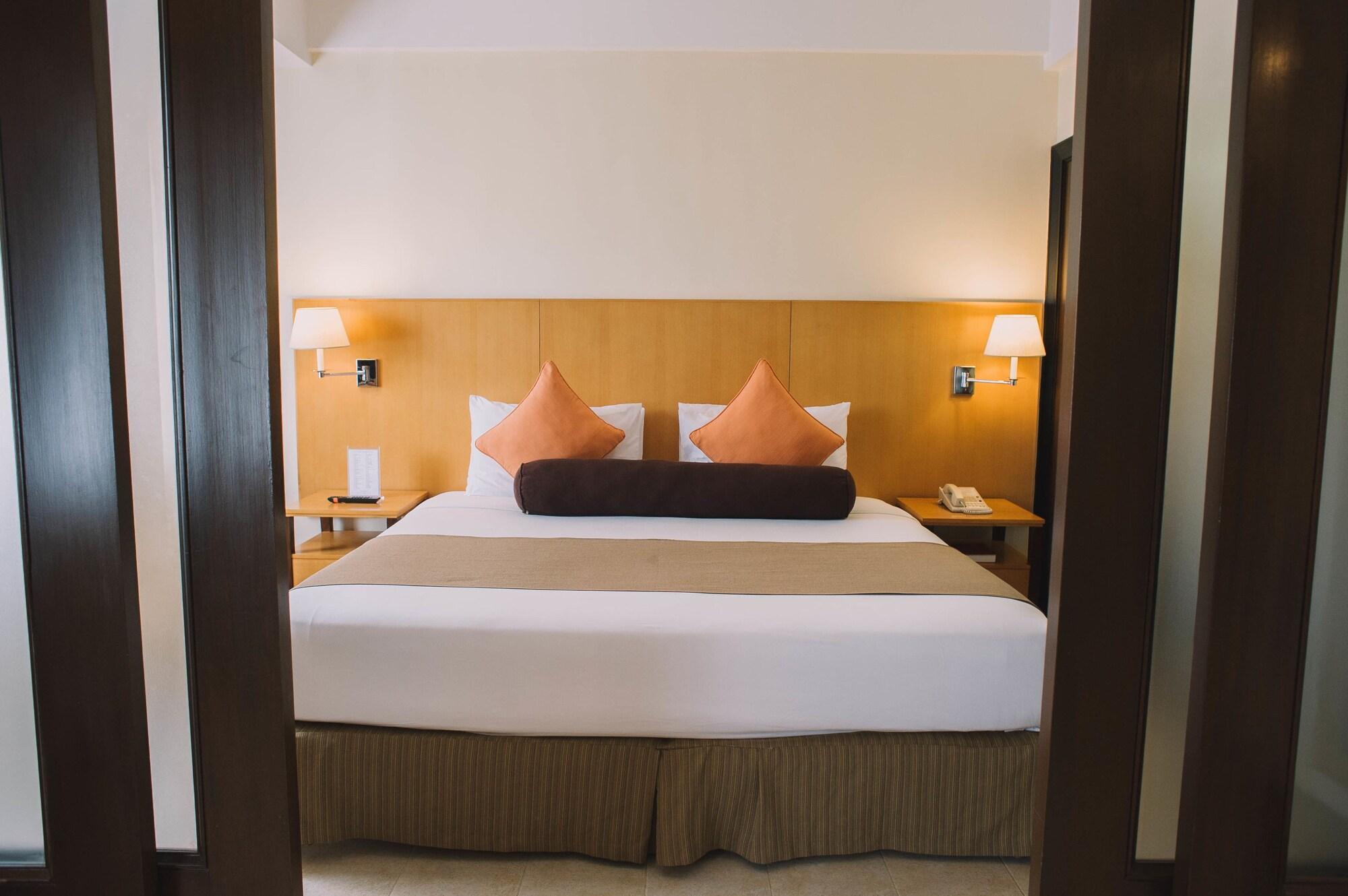 Hotel Pontefino Batangas Extérieur photo